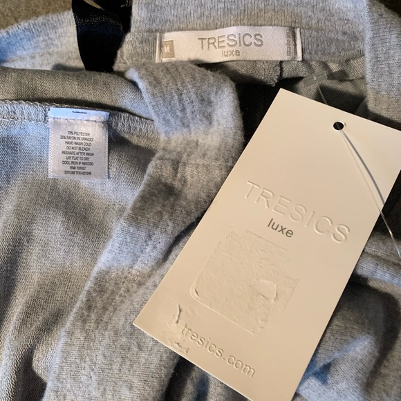 Tresics Luxe 3/4-Sleeve Peep-Hole Tie Top - Picture 5 of 7